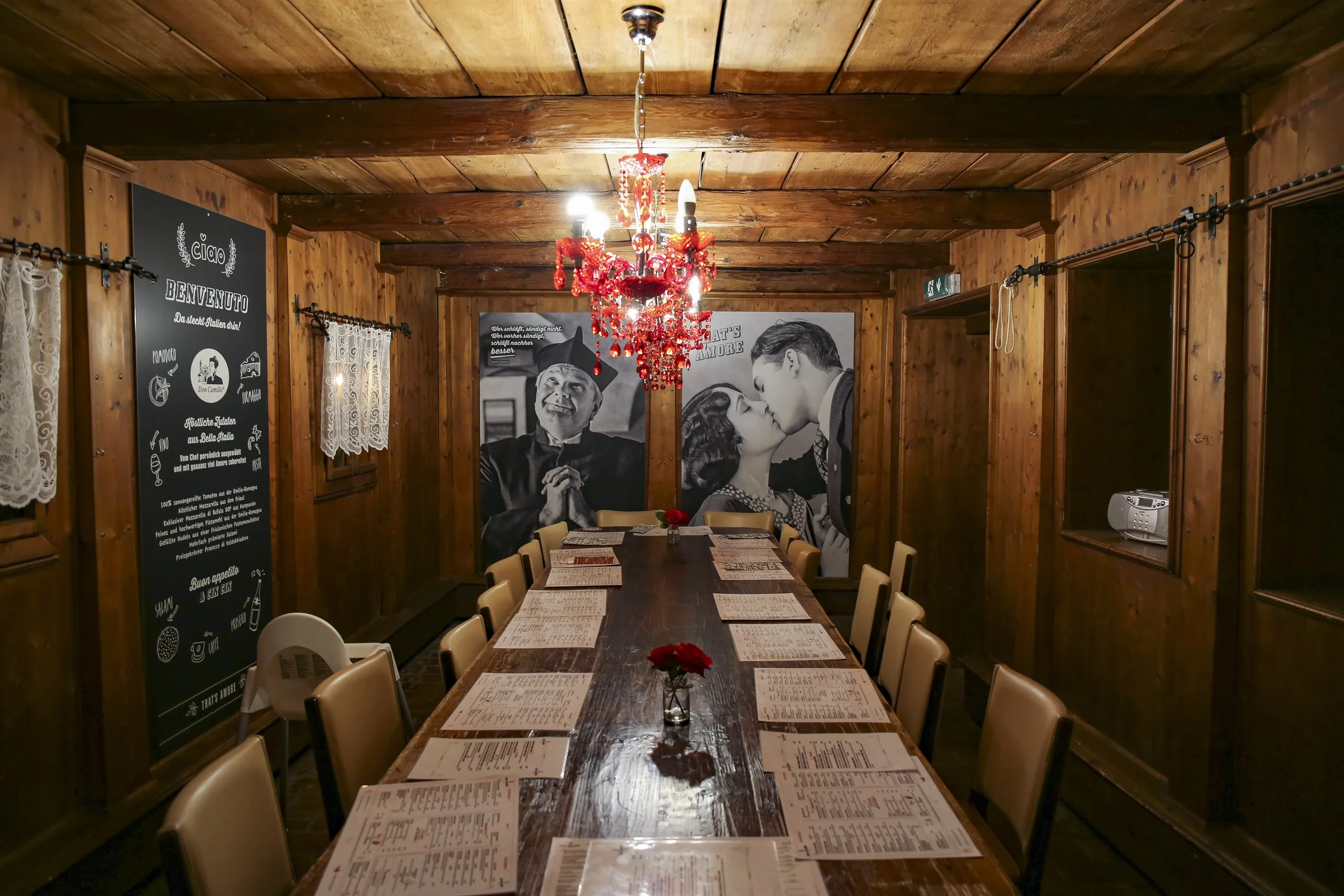 Gedeckter Tisch im Lokal mit Weingläsern und Besteck